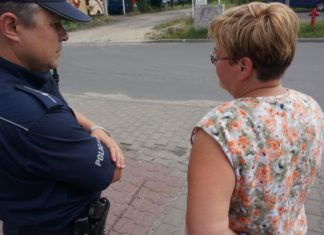 Policyjny patrol na targowisku