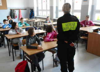 Profilaktyczne pogadanki z uczniami. Strażnicy odwiedzili mysłowickie szkoły