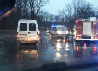 Kraksa na skrzyżowaniu Świerczyny z Obrzeżną Płn. 2 osoby trafiły do szpitala