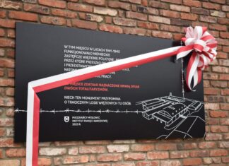 Odsłonięto tablicę upamiętniającą ofiary dwóch totalitaryzmów