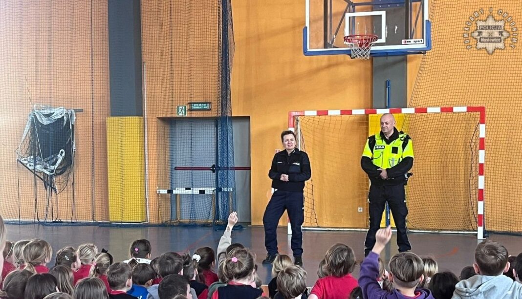 Policjanci z KMP w Mysłowicach prowadzili prelekcje dla dzieci. [fot. KMP Mysłowice]