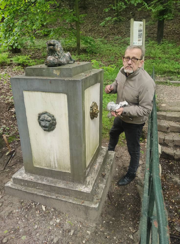 Adam Plackowski podczas montażu nowych głów przy tzw. źródełku. [źródło: MMM]