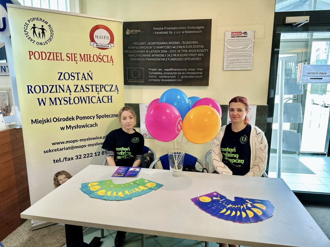 Pracownicy MOPS czekają przy przygotowanym stanowisku w UM w Mysłowicach. [fot. UM w Mysłowicach]