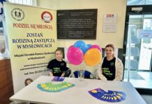 Pracownicy MOPS czekają przy przygotowanym stanowisku w UM w Mysłowicach. [fot. UM w Mysłowicach]