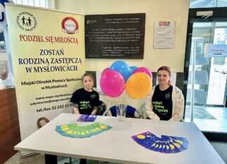 Pracownicy MOPS czekają przy przygotowanym stanowisku w UM w Mysłowicach. [fot. UM w Mysłowicach]