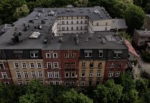 Widoczna po prawej stronie elewacja kamienicy przy ul. Bytomskiej 27a.