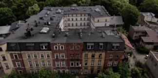 Widoczna po prawej stronie elewacja kamienicy przy ul. Bytomskiej 27a.