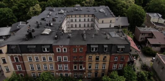 Widoczna po prawej stronie elewacja kamienicy przy ul. Bytomskiej 27a.