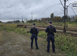 Policjanci patrolują kolejowe tereny