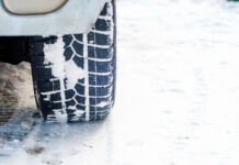 Służby alarmują o trudnych warunkach na drogach