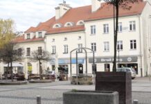 Kierowcy nie stosują się do zakazu parkowania na rynku