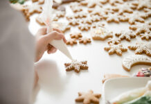 Wspólne pieczenie pierniczków i charytatywny kiermasz w SP 15