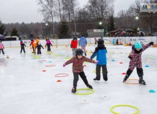 Zimowa zabawa na lodzie czeka. Zapisz swoje dziecko na szkółkę łyżwiarską!