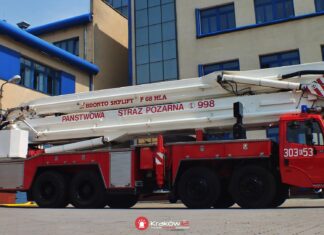Zasłużony „BRONTO” przeszedł na emeryturę. Kultowy pojazd strażacki trafił do CMP fot. KM PSP Kraków