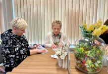 Seniorki i seniorzy tworzą małe dzieła sztuki