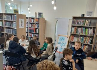 Uczniowie odkrywali świat bibliotek cyfrowych. Nietypowa lekcja w Filii nr 9 fot. MBP w Mysłowicach