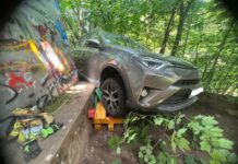 Samochód utknął pod wiaduktem nieopodal Trójkąta Trzech Cesarzy