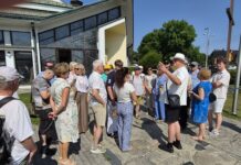 Trwa historyczny spacer po Kosztowach. Mieszkańcy odkrywają dzieje dzielnicy